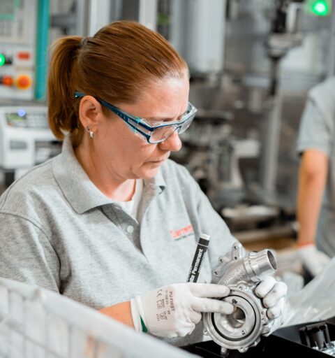 worker at garrett presov plant